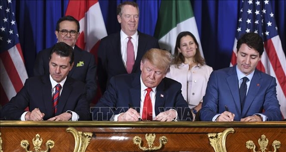Trong ảnh (từ trái sang): Tổng thống Mexico Enrique Pena Nieto, Tổng thống Mỹ Donald Trump và Thủ tướng Canada Justin Trudeau chính thức ký Hiệp định USMCA tại thủ đô Buenos Aires (Argentina) ngày 30-11-2018.